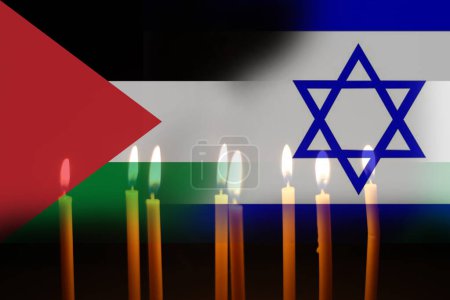 Foto de Tanto la bandera israelí como los patrones palestinos. Concepto que describe la guerra de conflicto entre Palestina e Israel. holograma de doble exposición - Imagen libre de derechos