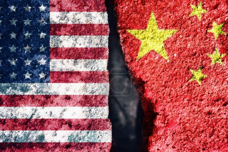 Foto de CHINA vs concepto de fondo de EE.UU., Banderas de EE.UU. o Estados Unidos de América y China en el viejo fondo de hormigón agrietado - Imagen libre de derechos