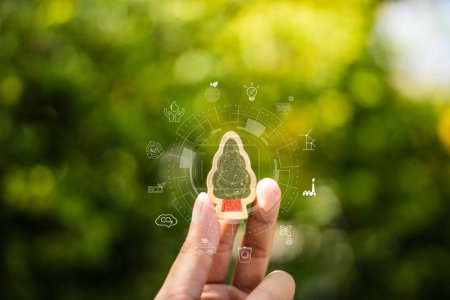 Foto de Concepto de iconos ESG circulando en la mano sobre fondo verde borroso. Concepto de sociedad y gobernanza. - Imagen libre de derechos