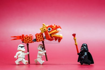 Téléchargez les photos : Bangkok, Thaïlande - 28 septembre 2022 : Star Wars Lego Stormtroopers et figurines de dragon sur fond rose. - en image libre de droit