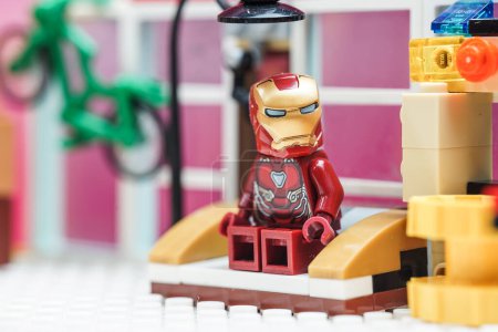Foto de Bangkok, Tailandia - 28 de septiembre de 2022: Lego super héroe minifigura del hombre de hierro. - Imagen libre de derechos