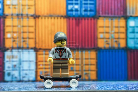 Téléchargez les photos : Bangkok, Thaïlande - 28 septembre 2022 : Lego skater minifigure. - en image libre de droit