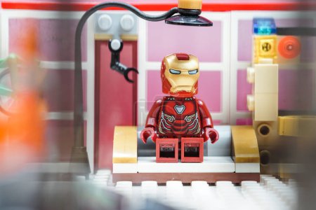 Foto de Bangkok, Tailandia - 28 de septiembre de 2022: Lego super héroe minifigura del hombre de hierro. - Imagen libre de derechos