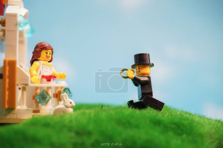 Téléchargez les photos : Bangkok, Thaïlande - 3 octobre 2022 : Plan studio de Lego Groom propose de se marier en plein air. - en image libre de droit