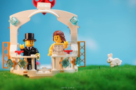 Foto de Bangkok, Tailandia - 3 de octubre de 2022: Captura de estudio de la ceremonia de boda al aire libre de Lego Bride and Groom. - Imagen libre de derechos