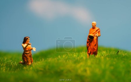 Téléchargez les photos : Homme et femme figurines marchant sur la prairie verte. - en image libre de droit