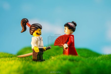 Téléchargez les photos : Bangkok, Thaïlande - 3 octobre 2022 : Homme samouraï et femme asiatique lego minifigures. - en image libre de droit