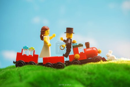 Téléchargez les photos : Bangkok, Thaïlande - 3 octobre 2022 : Plan studio de Lego Groom propose de se marier sur un train rouge en plein air. - en image libre de droit