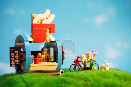 Foto de Bangkok, Tailandia - 3 de octubre de 2022: Lego Creator Coffee Cart with Barista and Visitor Minifigures Outdoor. - Imagen libre de derechos