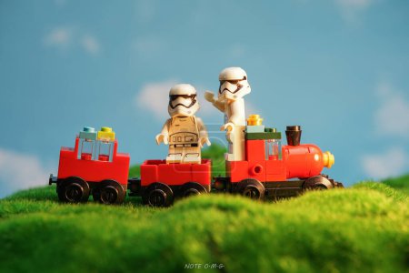 Foto de Bangkok, Tailandia - 3 de octubre de 2022: Star Wars Lego Stormtroopers minifiguras y tren rojo contra el fondo de la naturaleza. - Imagen libre de derechos