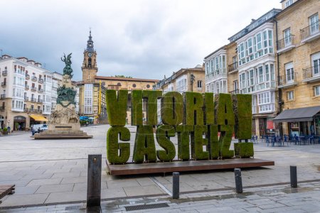 Téléchargez les photos : City of Vitoria-Gasteiz. Tourist sign in the Plaza de la Virgen Blanca, Araba - en image libre de droit