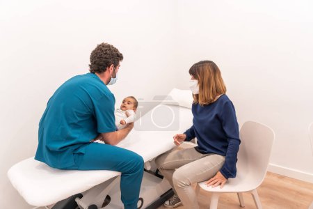 Foto de Fotografía horizontal con espacio de copia de un pediatra examina al bebé durante la cita de verificación del pozo - Imagen libre de derechos