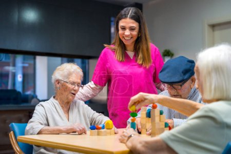 Enfermera y personas mayores jugando juegos de habilidad en un hogar de ancianos