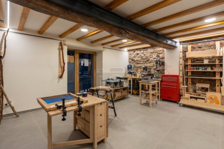 Téléchargez les photos : Espace intérieur d'un studio de sérigraphie avec différentes tables pour travailler - en image libre de droit