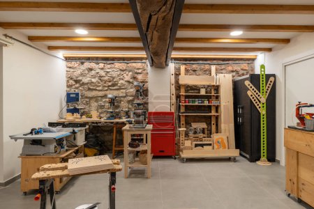 Téléchargez les photos : Espace intérieur d'un atelier d'imprimerie équipé d'outils et de meubles - en image libre de droit