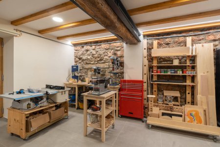 Téléchargez les photos : Espace intérieur d'un atelier d'imprimerie sans personnes équipées d'outils et de meubles - en image libre de droit