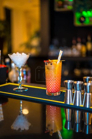 Téléchargez les photos : Photo verticale de deux verres de cocktails de luxe prêts sur un comptoir - en image libre de droit