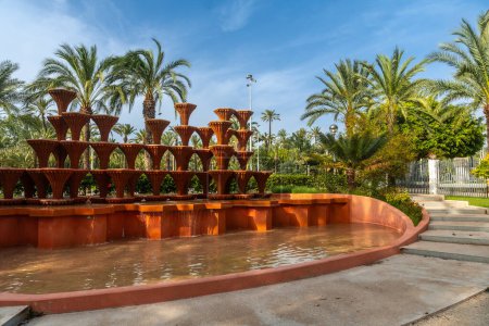 Téléchargez les photos : Fontaine Glorieta dans le parc Palm Grove dans la ville d'Elche. Espagne - en image libre de droit