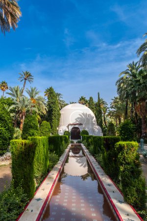 Téléchargez les photos : Bâtiment du centre d'accueil et fontaine dans le parc de palmeraie de la ville d'Elche. Espagne - en image libre de droit
