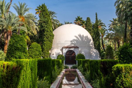 Téléchargez les photos : Bâtiment du centre d'accueil et fontaine dans le parc de palmeraie de la ville d'Elche. Espagne - en image libre de droit