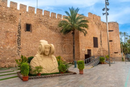 Téléchargez les photos : Sculpture de la Dame d'Elche à côté du Palais Altamira à Elche. Espagne - en image libre de droit