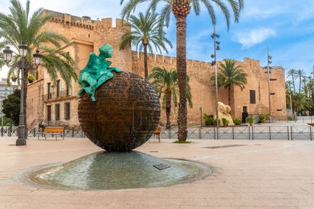 Palacio de Altamira y la escultura del Monumento a la Geografía de la Memoria en la ciudad de Elche. España