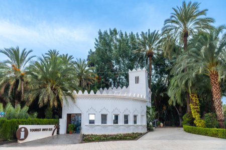 Oficina de turismo en el parque de palmeras de la ciudad de Elche. España