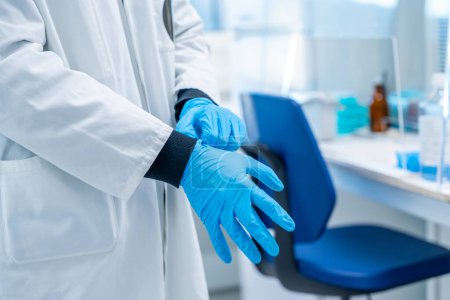 Téléchargez les photos : Pansement médical avec globes protecteurs en latex dans un laboratoire de l'hôpital - en image libre de droit