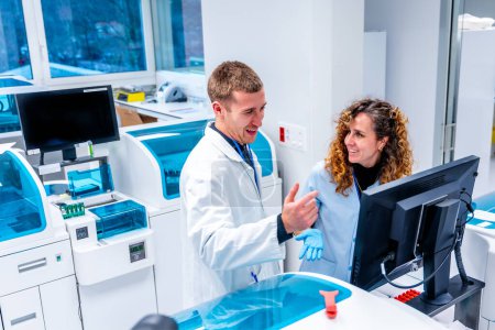 Junge Wissenschaftler arbeiten am Computer in einem modernen Labor eines Krankenhauses im Bereich der Pathologie