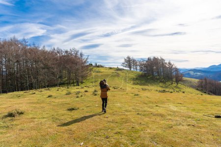 Foto de Madre con su hijo caminando por las montañas junto a un bosque en el Monte Erlaitz en Irún, País Vasco - Imagen libre de derechos
