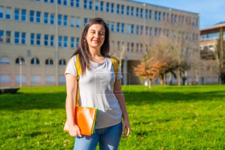 Téléchargez les photos : Portrait d'un étudiant caucasien joyeux à l'extérieur du collège universitaire - en image libre de droit