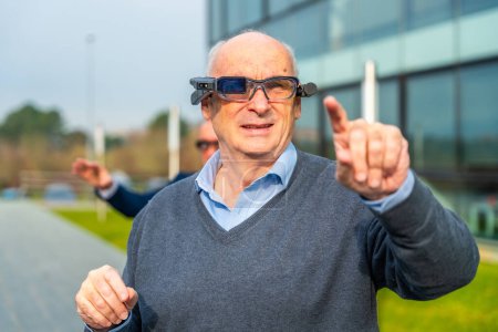 Hombre de negocios envejecido usando gafas de realidad mixta durante una operación guiada desde el exterior