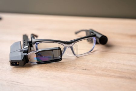 Gerät der Mixed-Reality-Vision zum Befestigen an einer Brille auf einem Holztisch