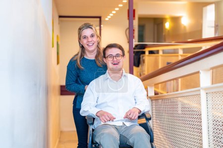 Téléchargez les photos : Happy portrait d'un soignant et d'un homme atteint du syndrome du duvet en fauteuil roulant - en image libre de droit