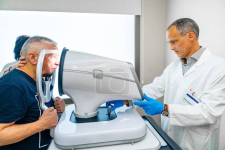 Älterer Mann während einer Glaukomuntersuchung mit einem Scanner an der Pupille in einer Klinik