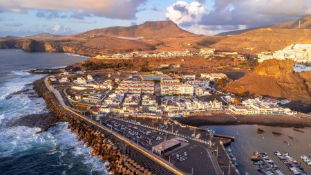 Luftaufnahme der Stadt Agaete und ihres Puerto de las Nieves bei Sommersonnenuntergang auf Gran Canaria. Spanien