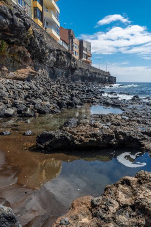 Les parois rocheuses de la belle plage de La Garita (Telde), Gran Canaria, Îles Canaries