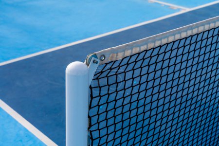 Foto de cerca del detalle de una nueva red de tenis en una cancha de pickleball