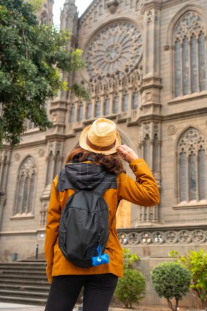 Ein Tourist mit Hut besucht die Kirche San Juan Bautista, Kathedrale von Arucas, Gran Canaria, Spanien.