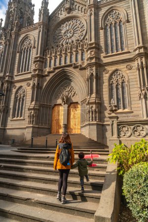 Foto de Una madre con su hijo visitando la Iglesia de San Juan Bautista, Catedral de Arucas, Gran Canaria, España. - Imagen libre de derechos