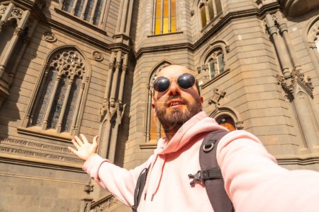 Foto de Selfie de un turista que visita la Iglesia de San Juan Bautista, Catedral de Arucas, Gran Canaria, España. - Imagen libre de derechos