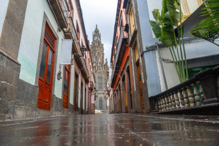 Foto de Hermosa calle junto a la Iglesia de San Juan Bautista, Catedral de Arucas, Gran Canaria, España. - Imagen libre de derechos