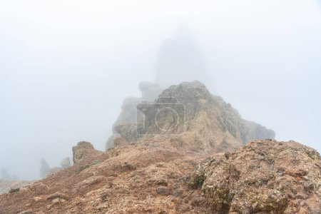 Landschaft des sehr bewölkten Pico de las Nieves auf Gran Canaria, Kanarische Inseln. Spanien