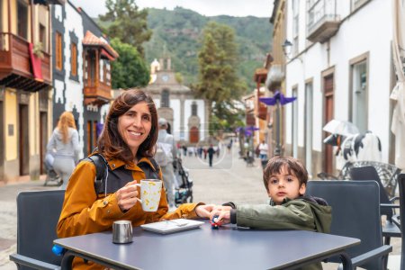 Eine Frau mit ihrem Sohn beim Kaffeetrinken in der Gemeinde Teror. Gran Canaria, Spanien
