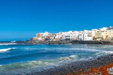Schöner Strand im Sommer von Playa el Puertillo und seiner schönen Stadt auf Gran Canaria. Spanien