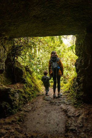 Ein Kind und seine Mutter in einer Höhle im Laurisilva-Wald von Los tilos de Moya, Gran Canaria