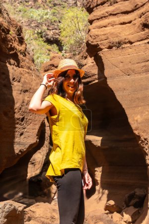 Porträt einer Frau mit Hut in der Kalksteinschlucht Barranco de las Vacas auf Gran Canaria, Kanarische Inseln