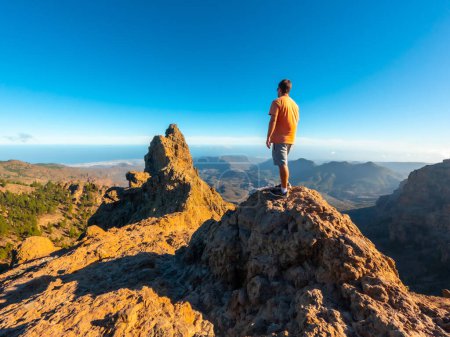 Ein Mann blickt auf den Gipfel des Pico de las Nieves auf Gran Canaria, Kanarische Inseln