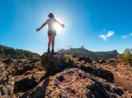 Eine Wanderin an einem Aussichtspunkt des Roque Nublo auf Gran Canaria, Kanarische Inseln