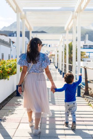 Eine Mutter mit ihrem Sohn im Urlaub in Puerto de Las Nieves in Agaete auf Gran Canaria, Spanien